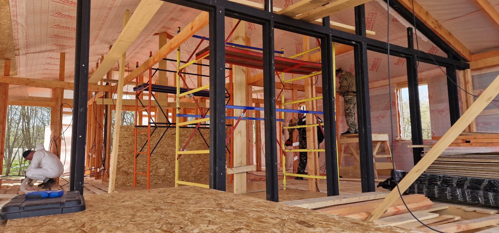 Готовая обрешетка на стене из бруса