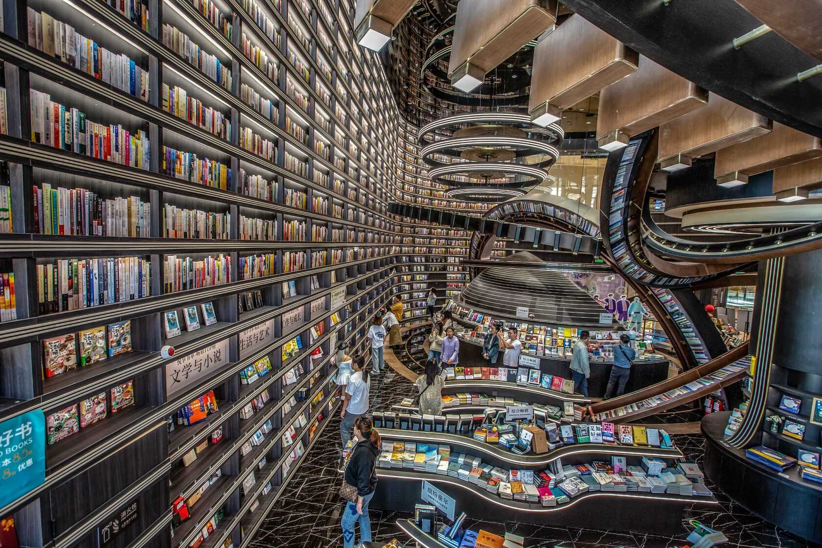 Интерьер инопланетного дизайна в библиотеке и книжном магазине в Цзянсу в Китае