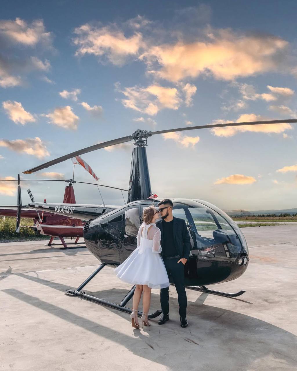 Полет на вертолете для пары на закате