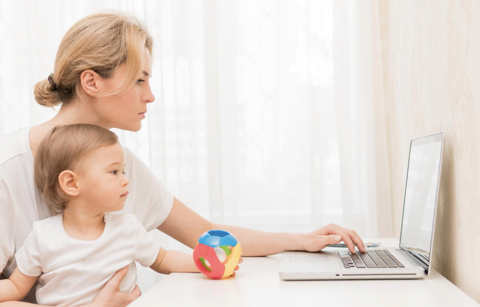 ABA-терапия онлайн - мама с ребенком за ноутбуком
