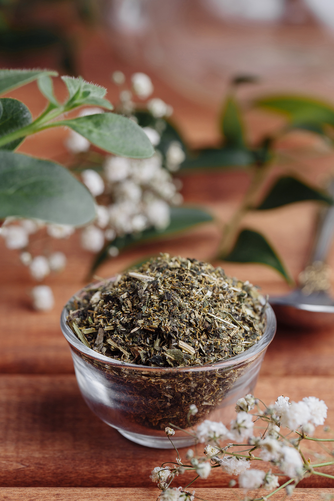 Чашка и чайник монастырского чая с травами