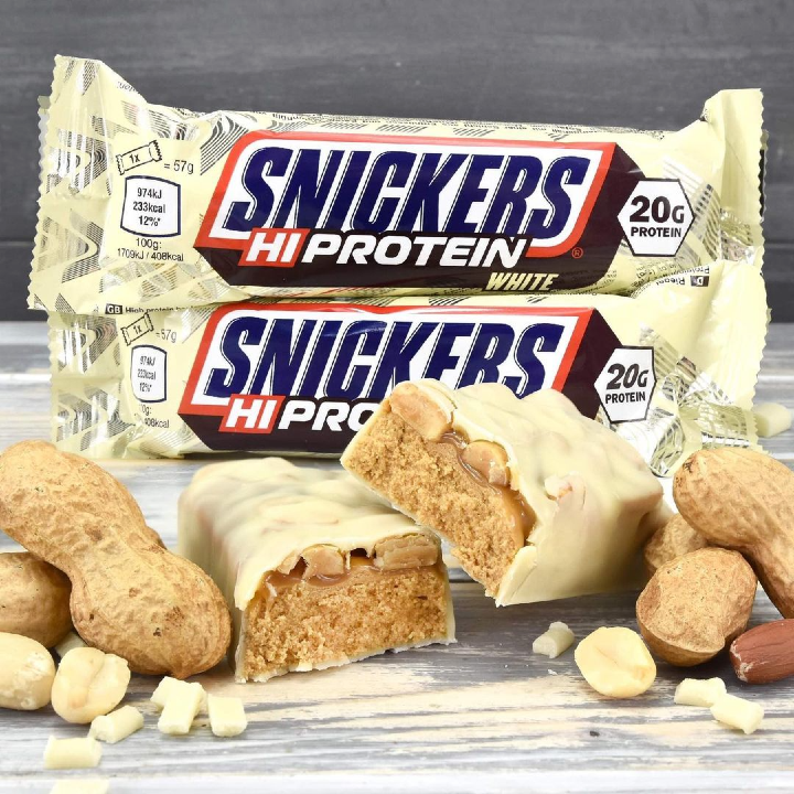 Сникерс в белом шоколаде. Snickers White батончик. Протеиновый батончик Марс Сникерс. Сникерс белый шоколад. Сникерс батончик белый шоколад.