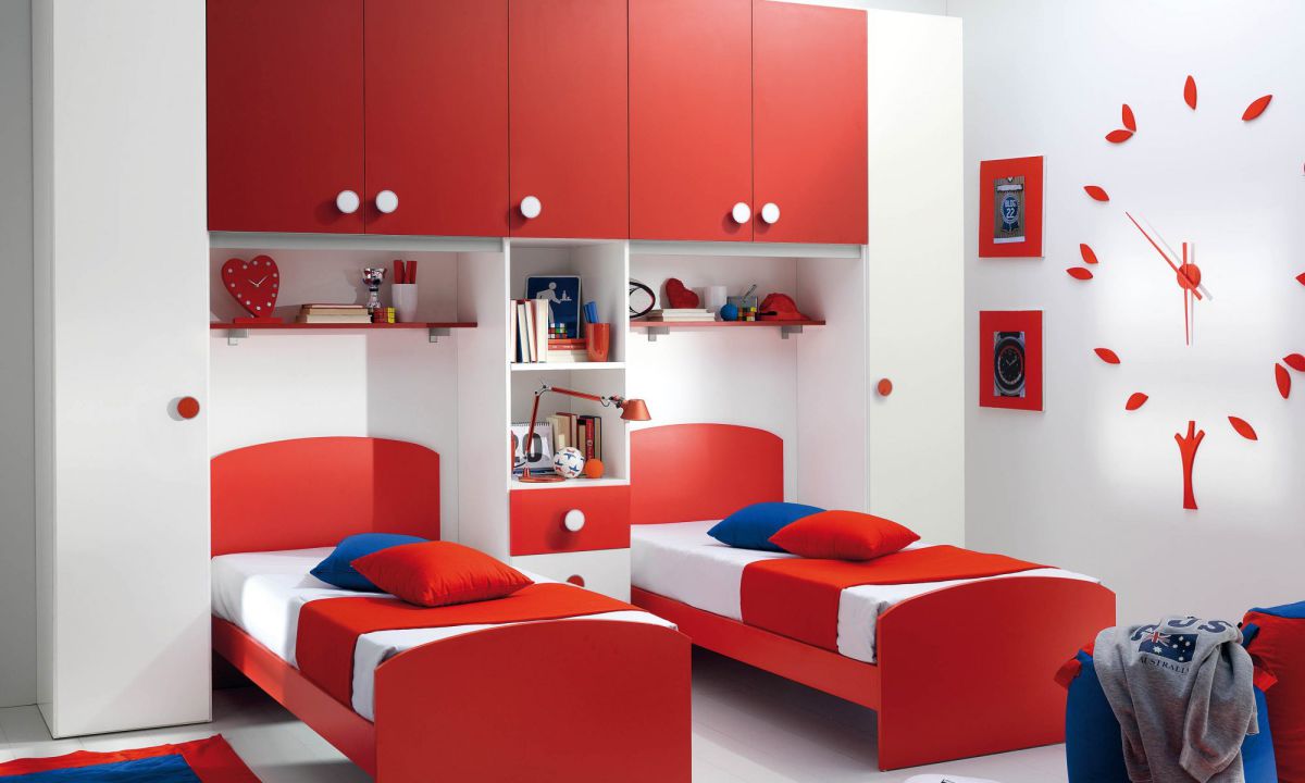 Детская комната в красных тонах