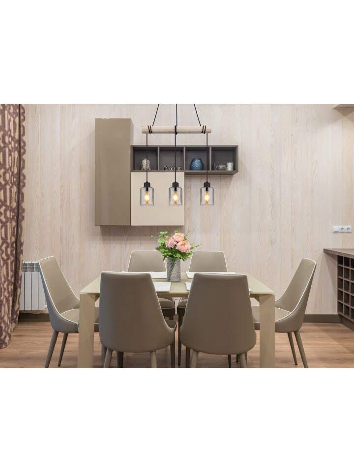 Подвесной деревянный светильник над столом ручной работы.