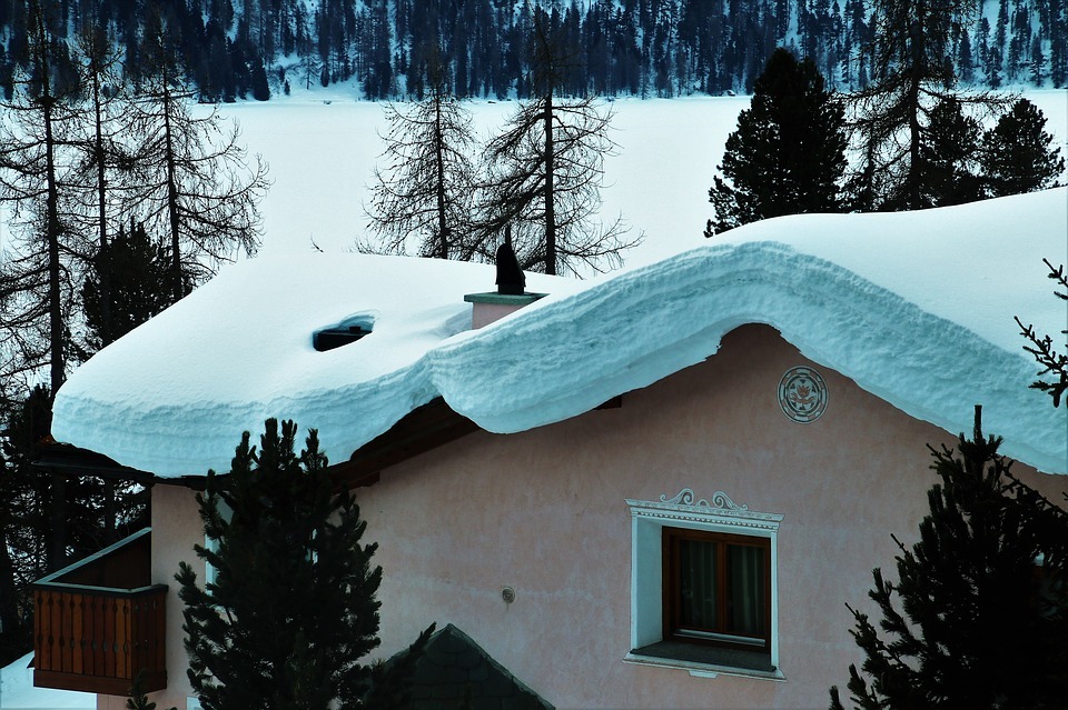 Нужно ли чистить крышу от снега в частном доме