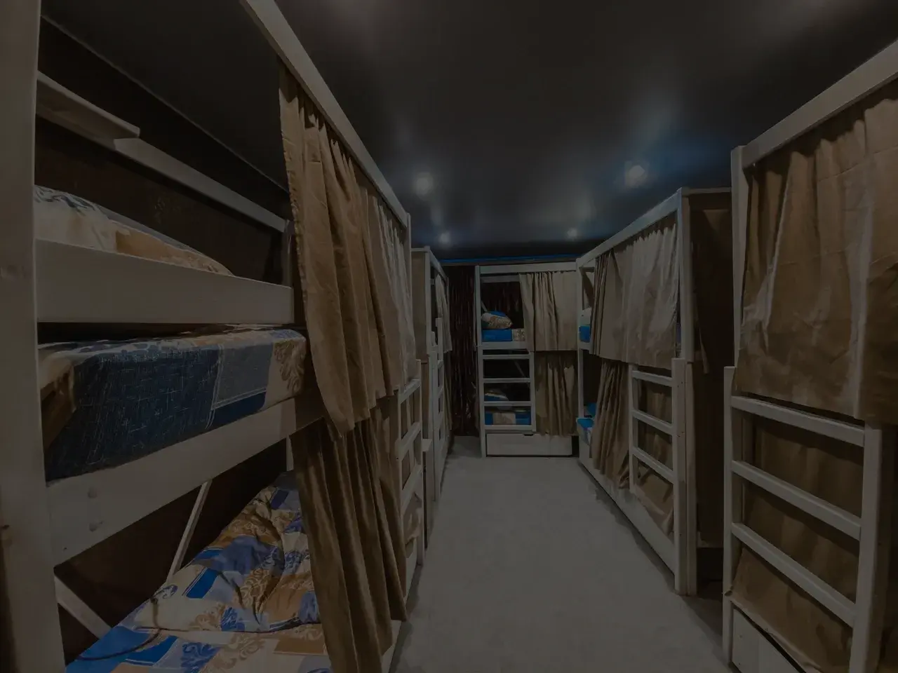 Двухъярусные кровати в хостеле у МКАД — удобное размещение рабочих и персонала в Москве