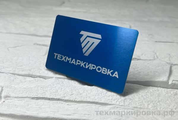 Логотип цветом основы на синей заливке — приём вместо белого цвета