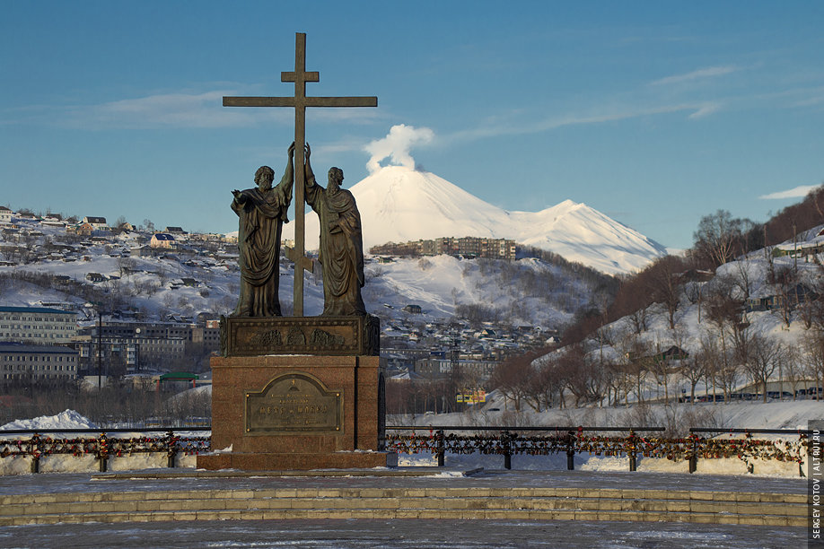 Доски петропавловск камчатский. Памятник Петру и Павлу в Петропавловске-Камчатском. Памятник Петру и Павлу Камчатка. Памятник святым апостолам Петру и Павлу в Петропавловске-Камчатском. Петропавловск Камчатский памятники города.