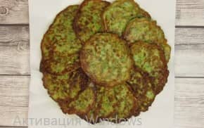 Приготовление оладий из кабачков на сковороде с чесноком: шаг 14