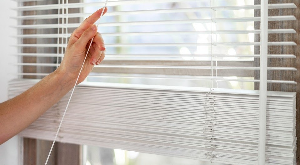 Монтаж жалюзи. Жалюзи для закрытия. Ремонт жалюзи. Как выпрямить жалюзи. Замок для жалюзи.