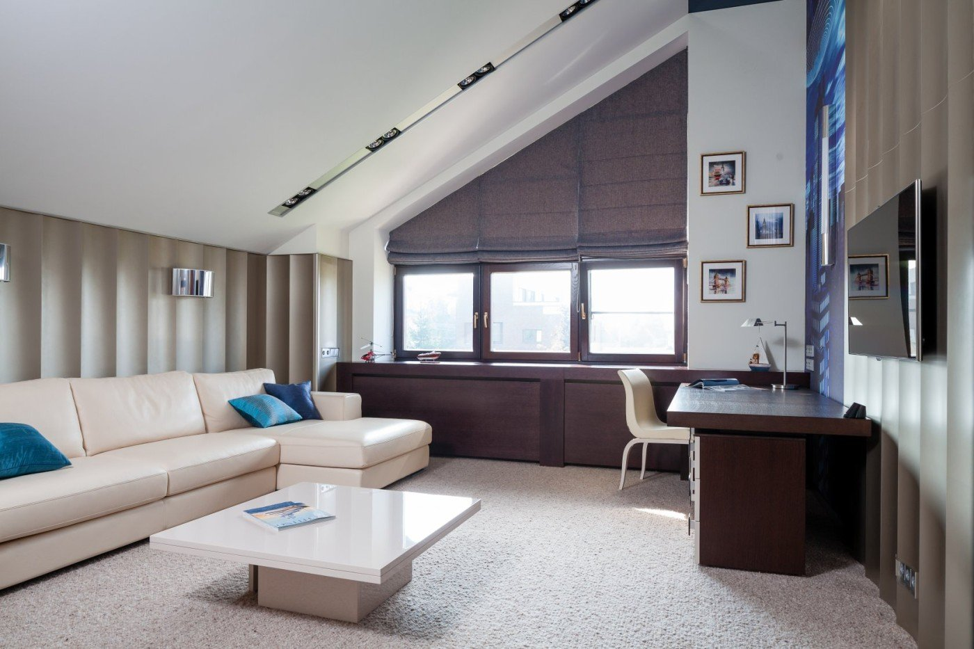 Двойная римская штора на скошенном окне