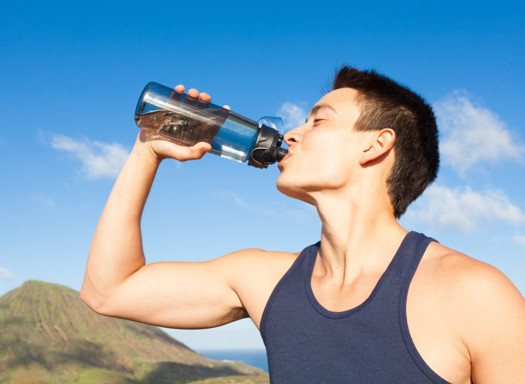 Почему питьевой режим важен при длительных тренировках и как его соблюдать
