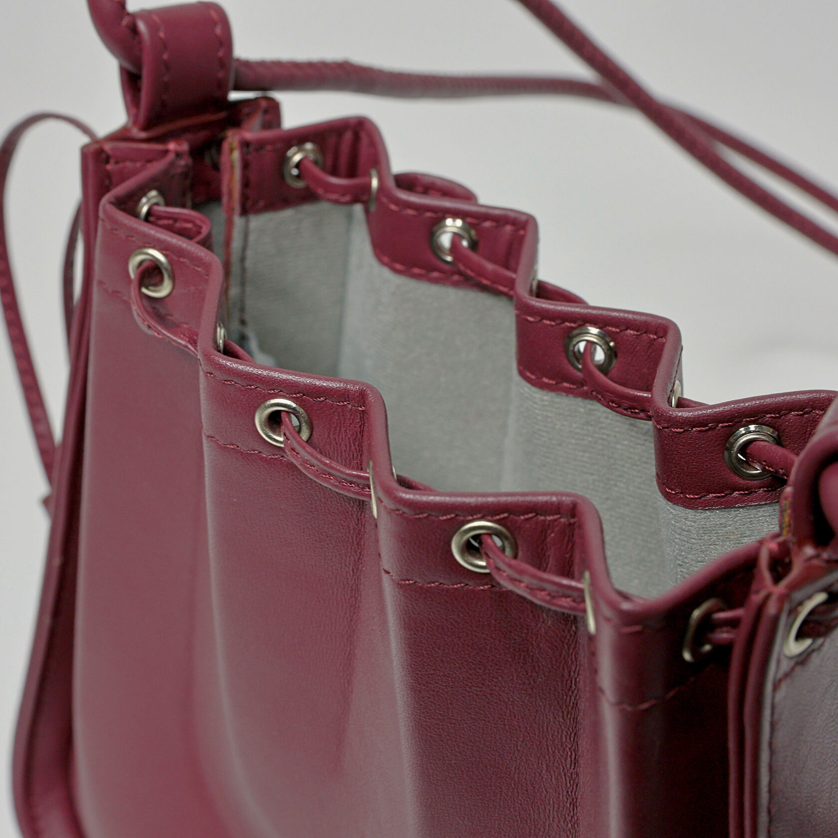 дизайнерская сумка Drift mini архитектурной формы бордового цвета из натуральной кожи премиум качества