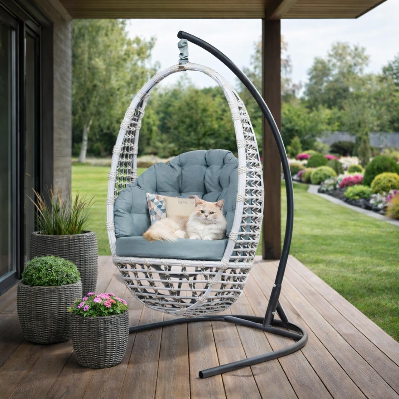 Элегантная мебель Malacca в уютном уголке сада, идеальный выбор для комфортного отдыха на свежем воздухе.