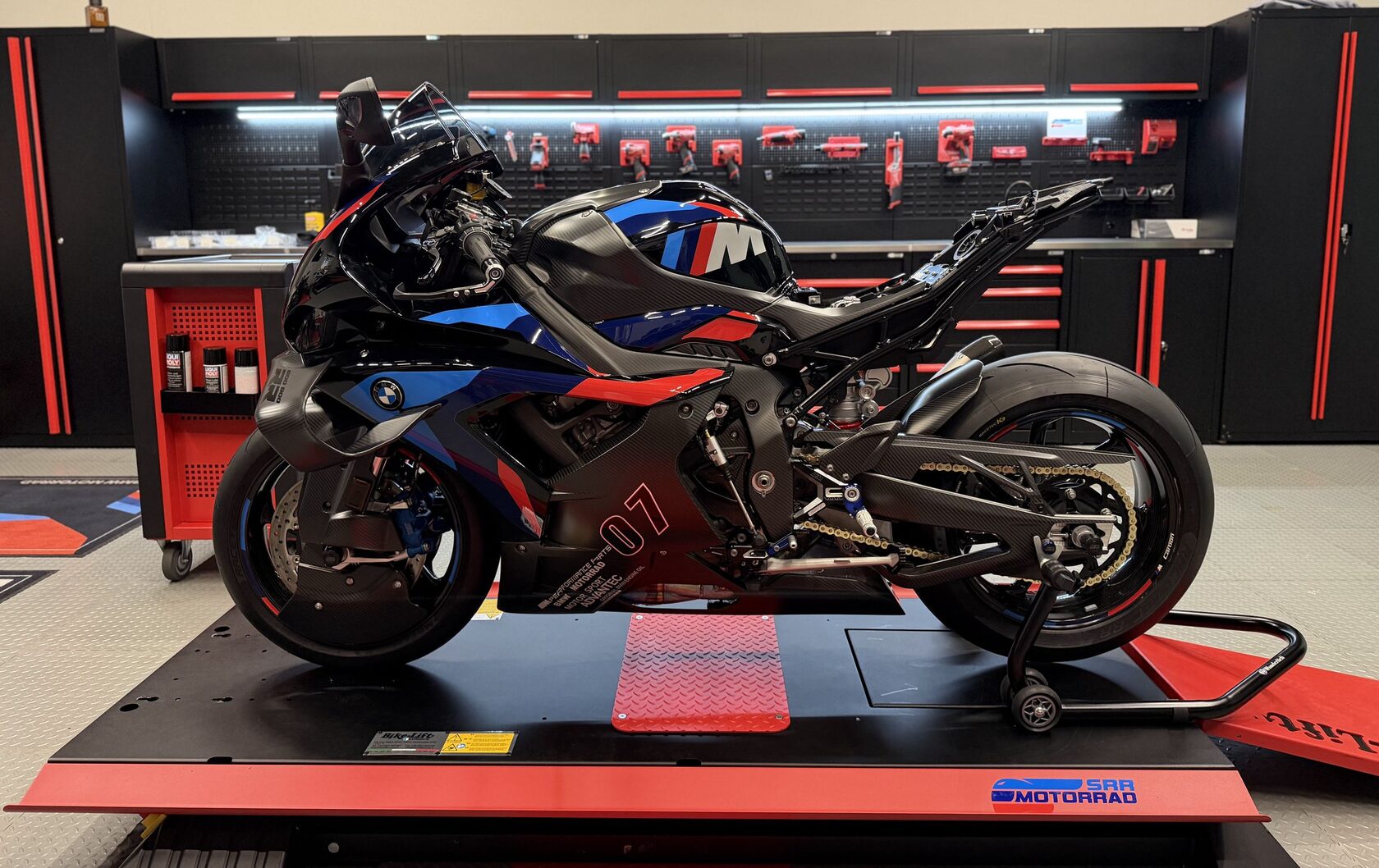 BMW M 1000 RR на подъёмнике в мастерской SRR Motorrad