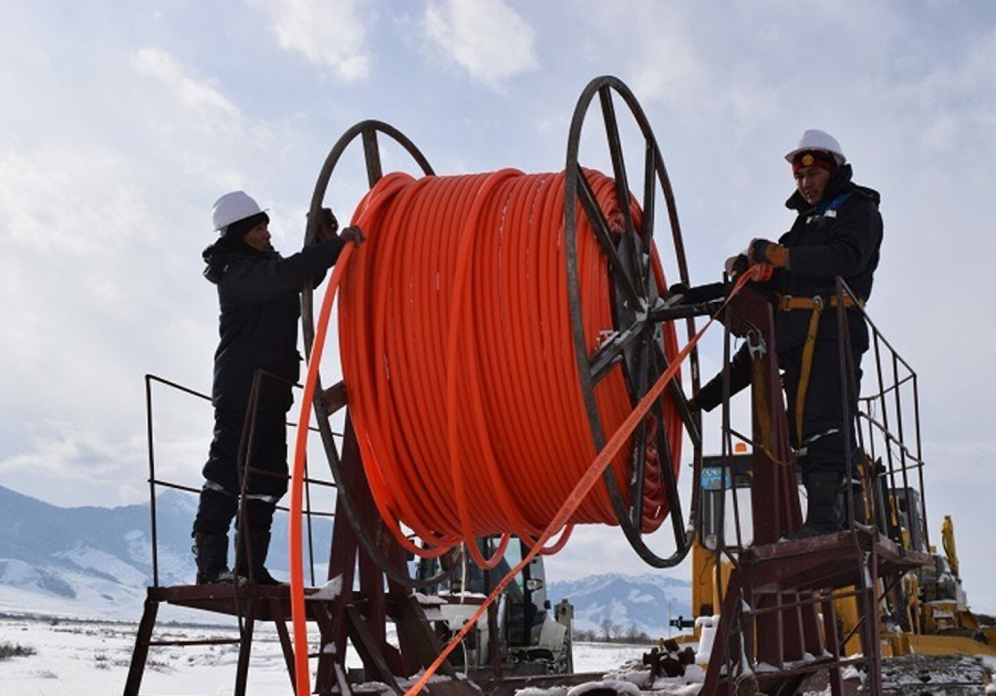 кабельщик-спайщик. провод оптики 400 гигабит купить. инженер волс. строительство линий связи. оптоволокно казахтелеком.