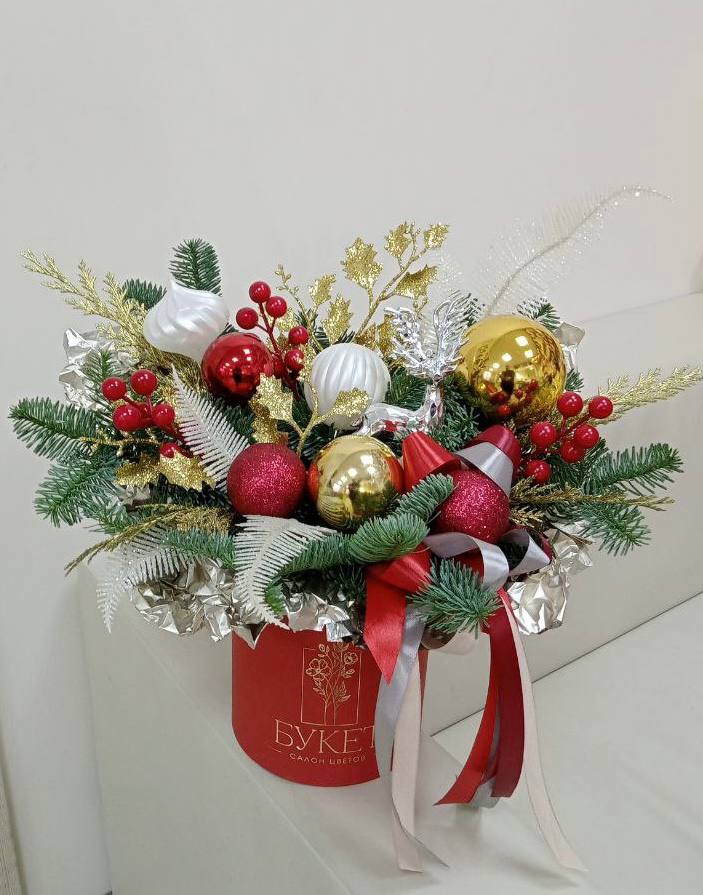 Букет новогодний с доставкой в Нижнем Новгороде. Композиция подарочная в Новый год