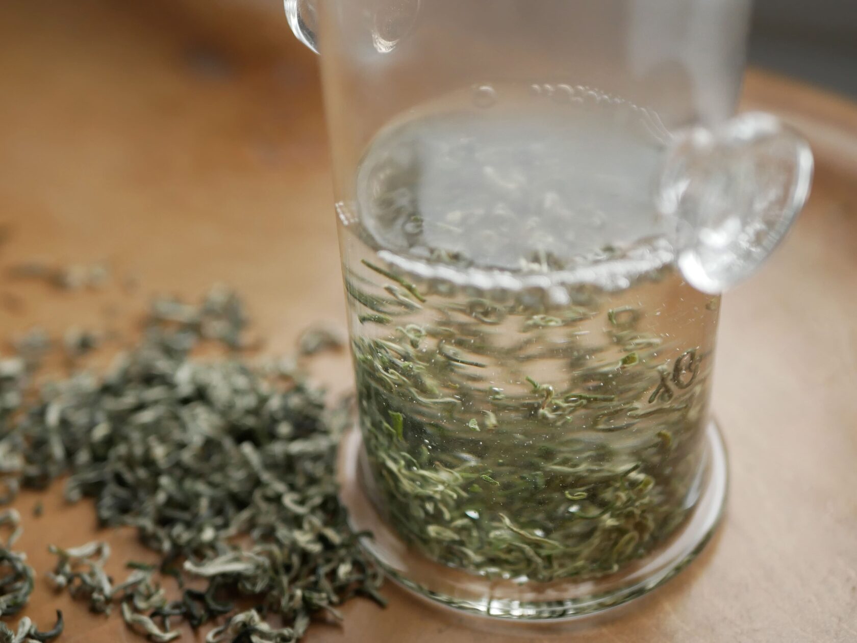 Чайные листочки в стеклянной посуде очень красиво играются на свету