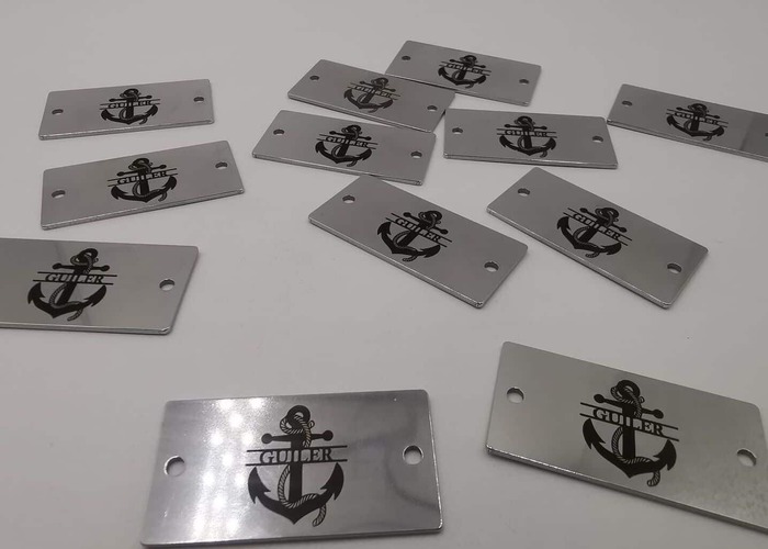 Фасадные металлические таблички: source logo plates