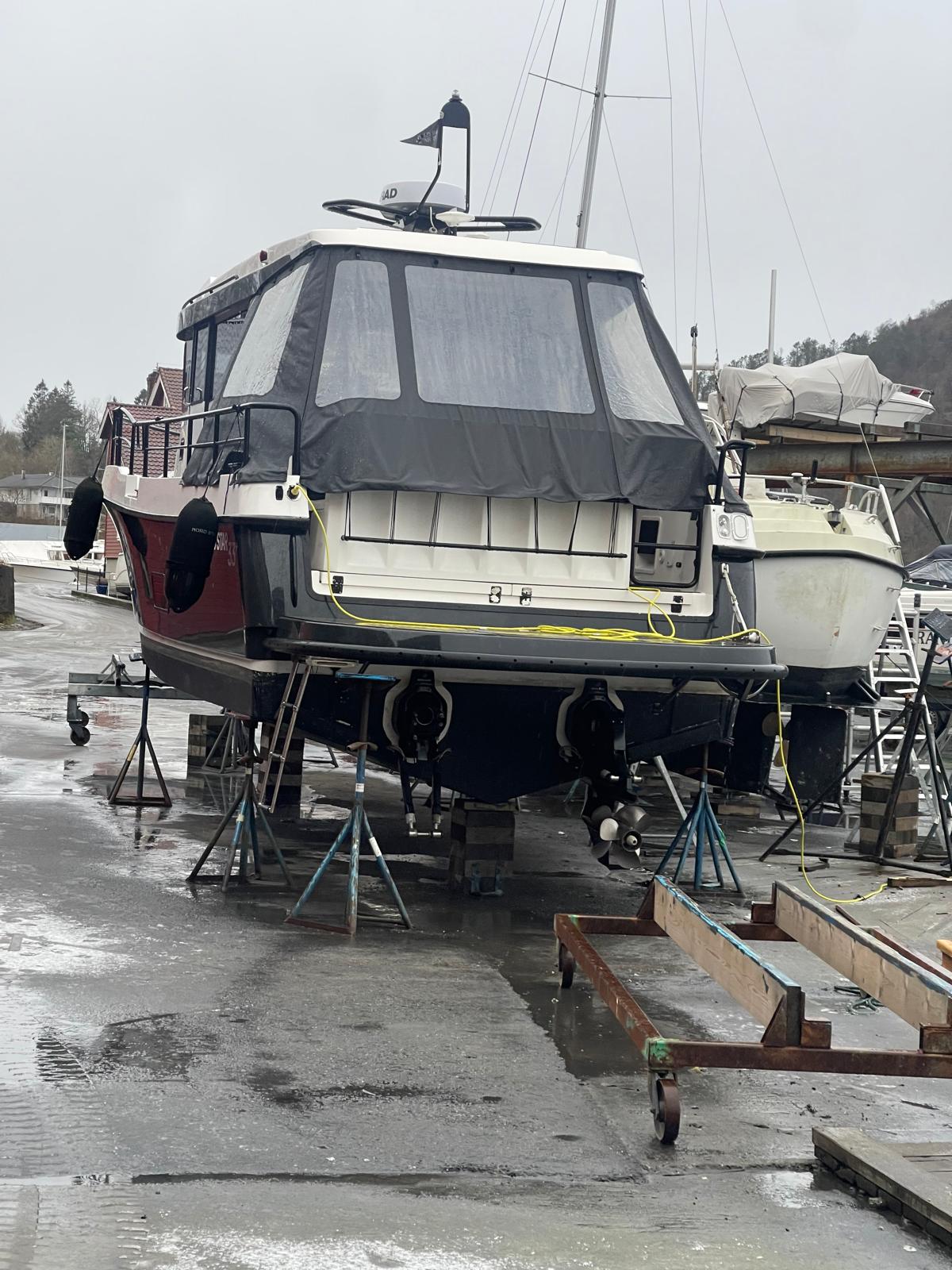 Nord Star 33+ вид из кокпита на салон под жесткой рубкой