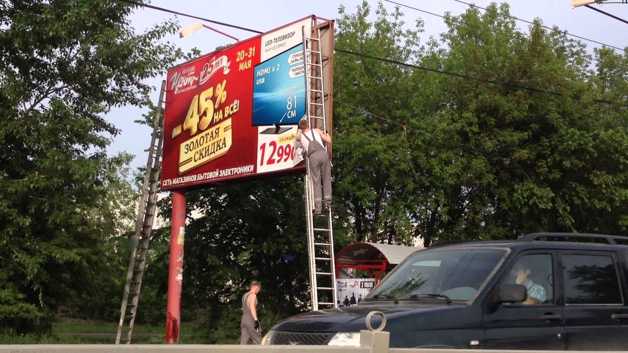 Крепление баннера на стену. Баннер на фасаде здания. Монтаж баннера на балкон. Монтаж баннера на фасад здания. Баннер на высотке.