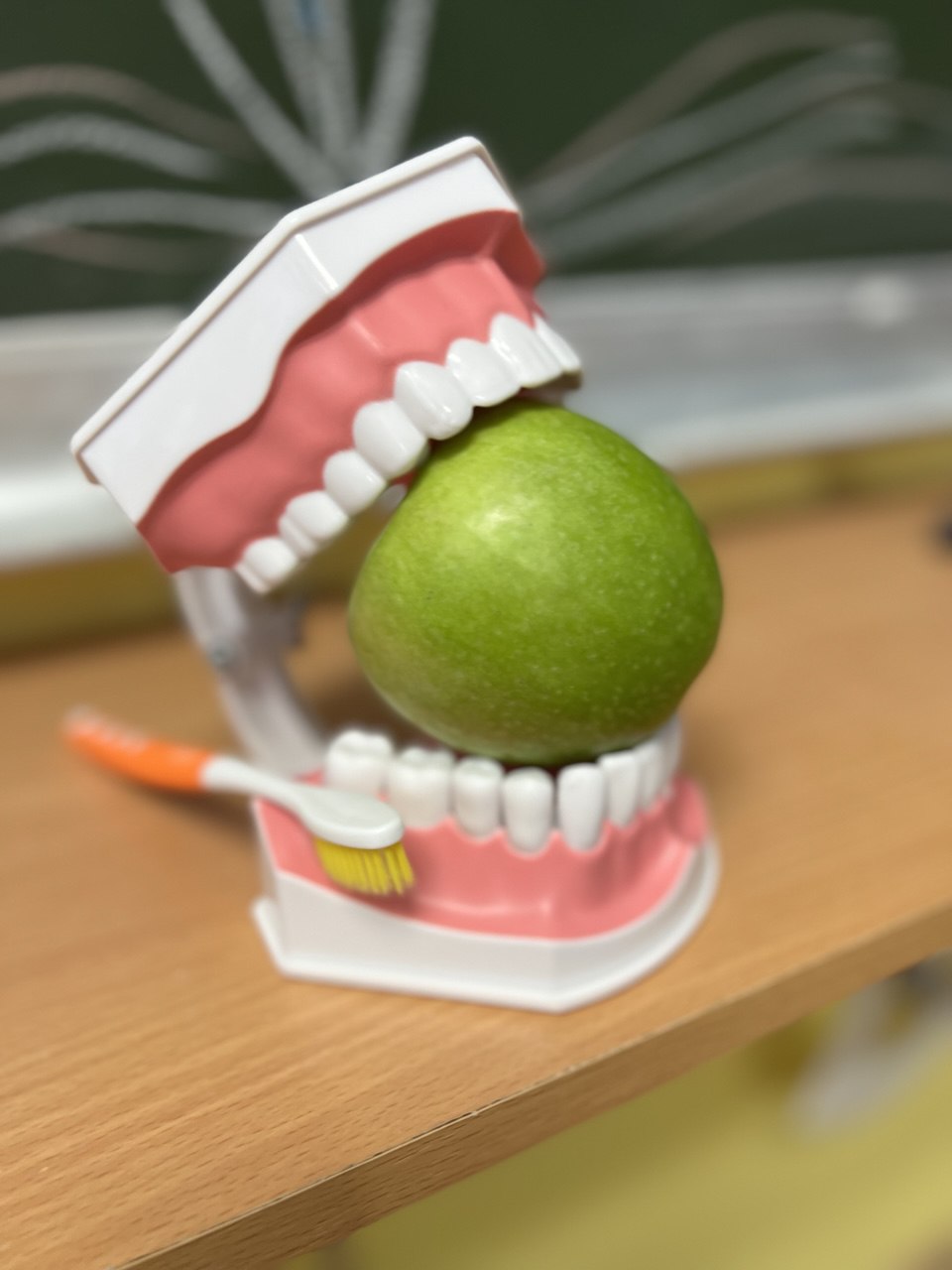Как связано яблоко со здоровьем зубов?