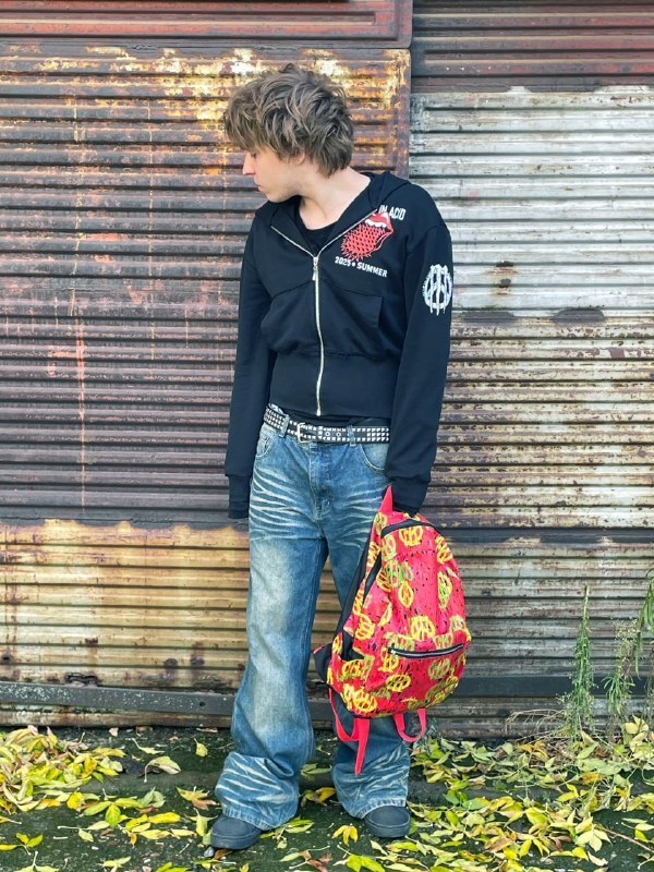 Зип-худи Peace In Acid и рюкзак HYPEBEAST на модели
