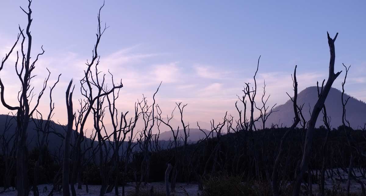 Вулкан Мерапи и безжизненные пустоши его склонов, где когда-то стояли деревни и рос лес. Центральная Ява, Джокьякарта, Кинахреджо