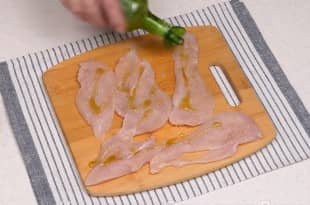 Приготовление салата «Цезарь» с курицей и сухариками: шаг 4