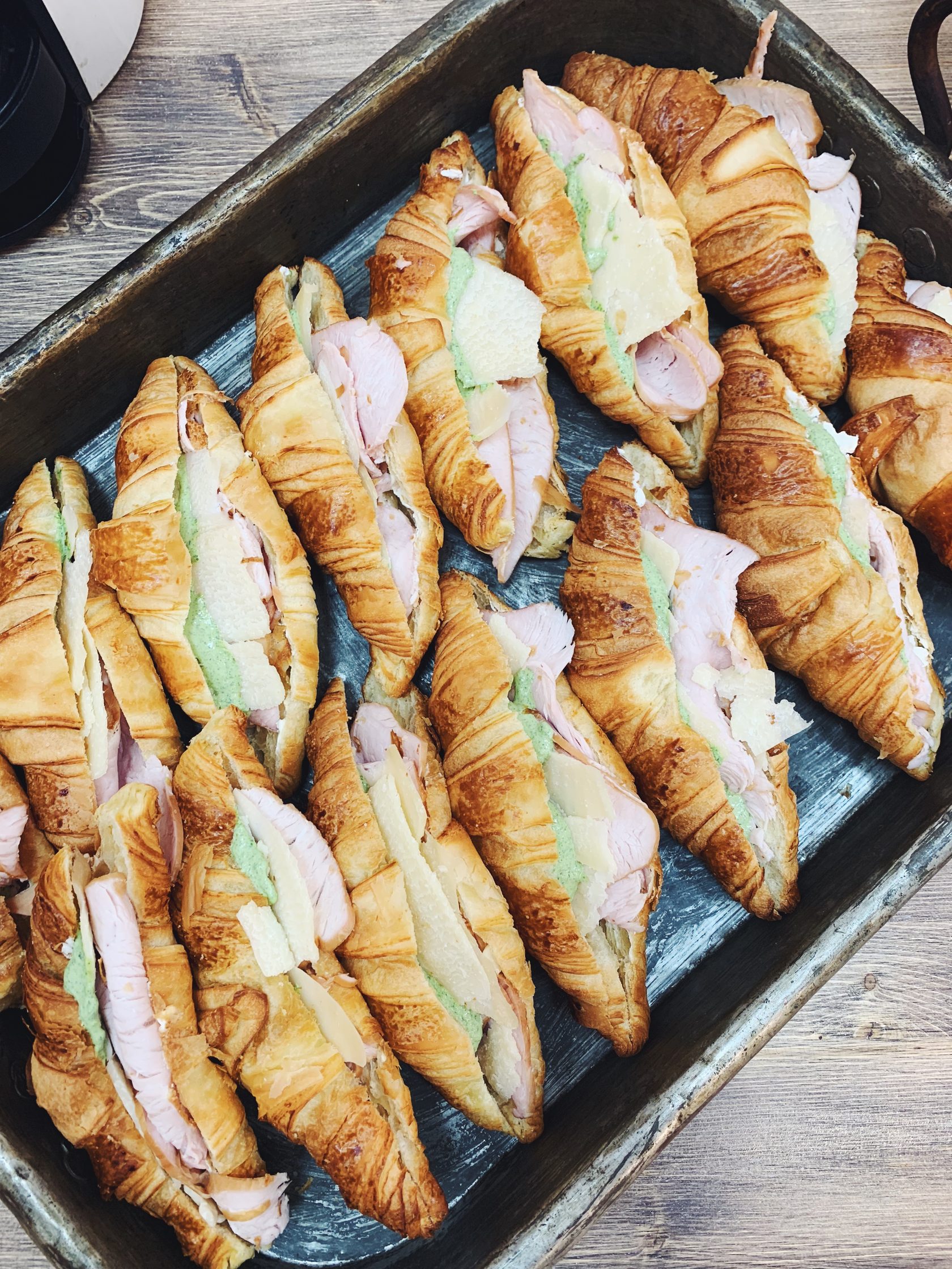 раскатывание теста скалкой. красивое тесто. тесто копий. тесто для сочней. круассан с индейкой.