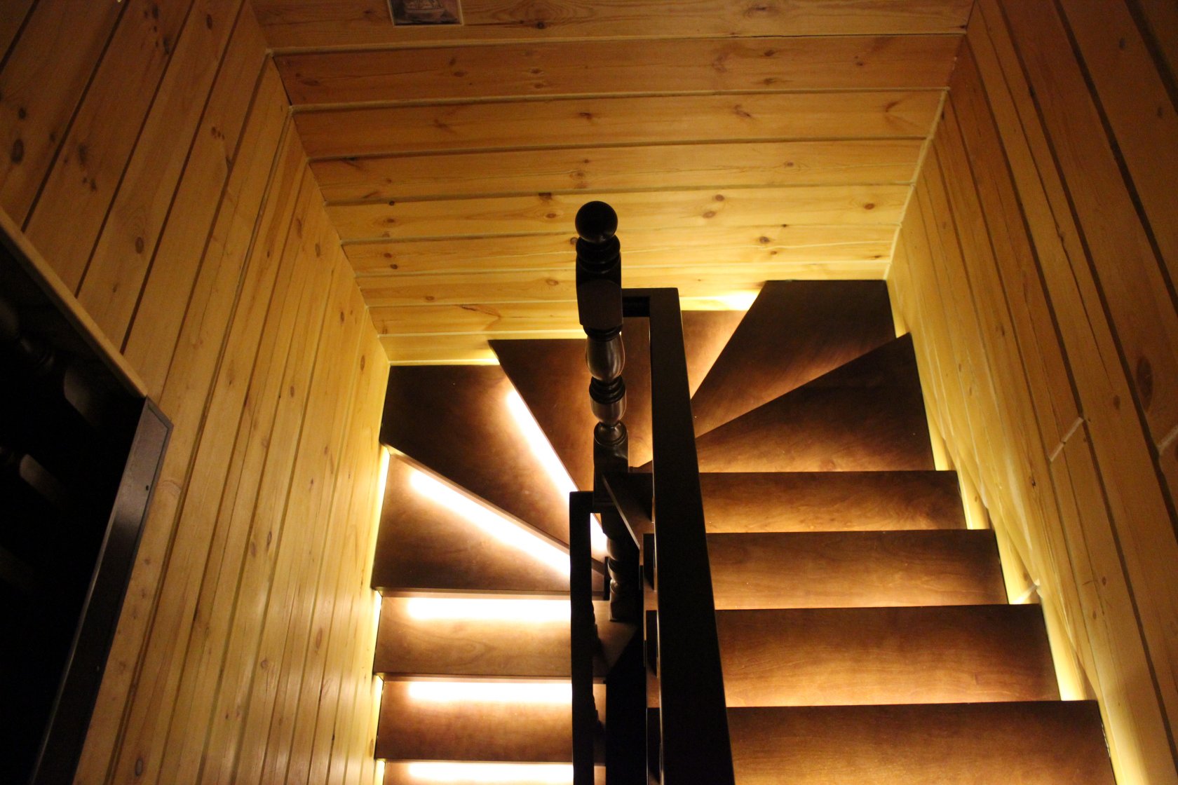 Подсветка деревянной лестницы