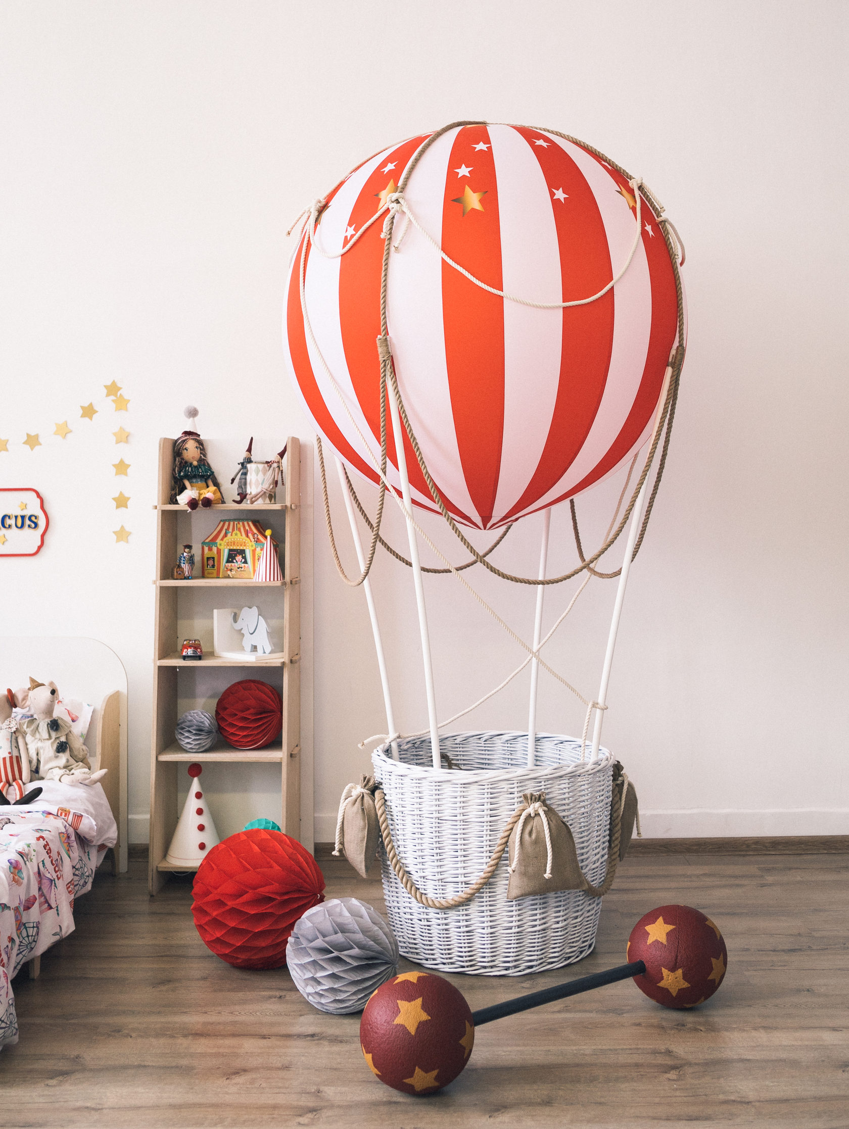 Воздушный шар в домашних условиях. Воздушный шар с корзиной. Воздушный шар с карзинкой. Воздушный Шарс корзиной. Корзинка для воздушного шара.