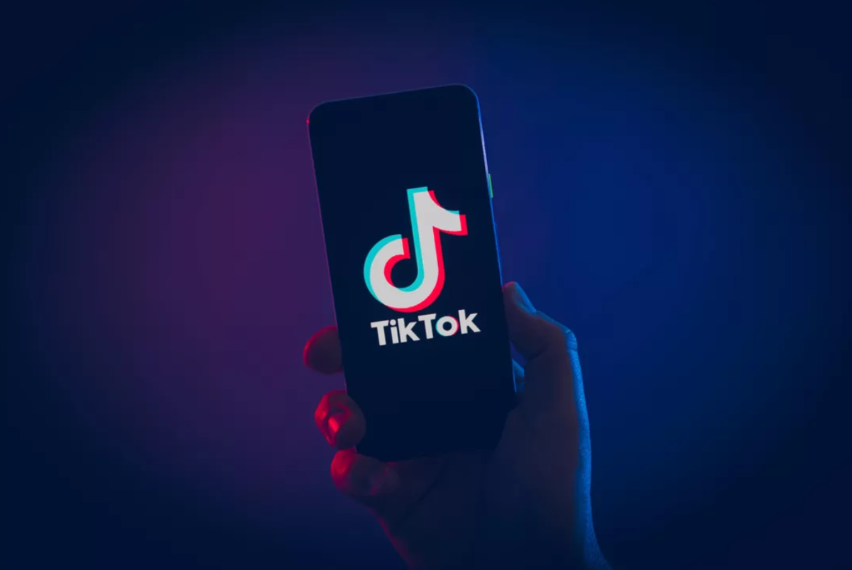 ТИКТОК. Значок тик ток. Tik Tok приложение. Tik Tok на смартфоне.