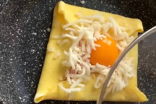 Приготовление омлета конвертиком с начинкой на сковороде: шаг 4