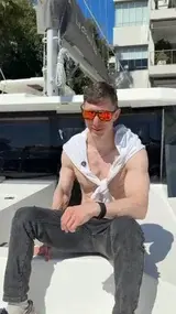 Участница путешествия в шляпе на борту катамарана