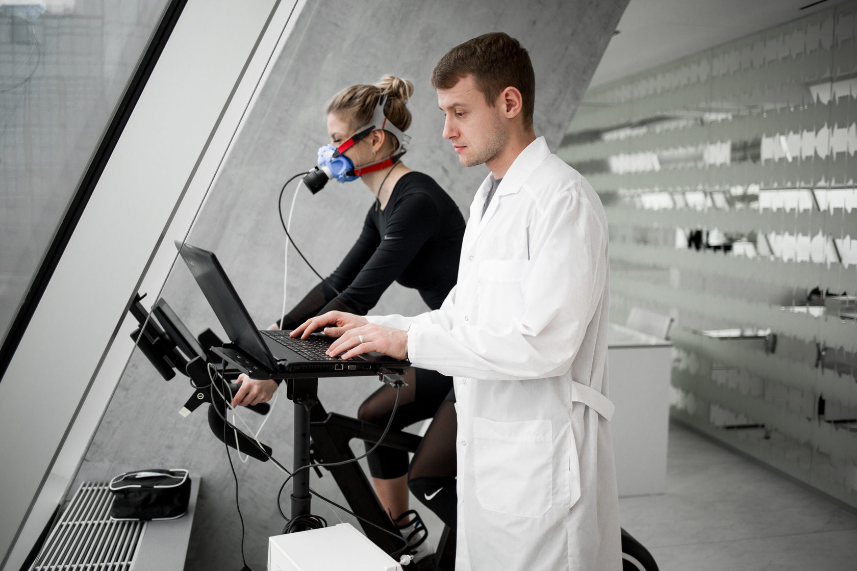 Лабораторные исследования. Лаборатория исследования. Laboratory health. Медицинские лабораторные исследования. Микроскоп в лаборатории.