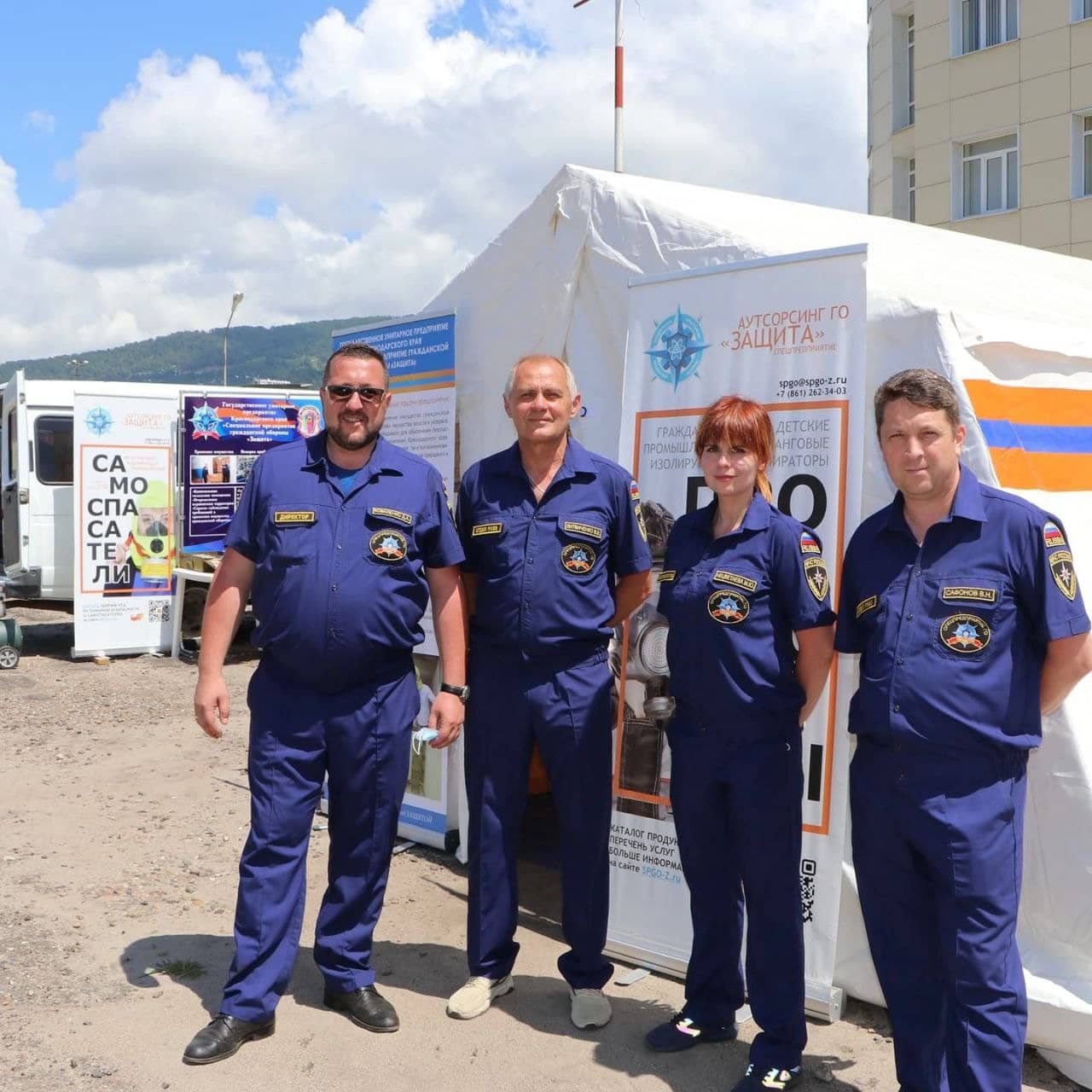 Директор, заместитель директора и работники Центра "Защита"