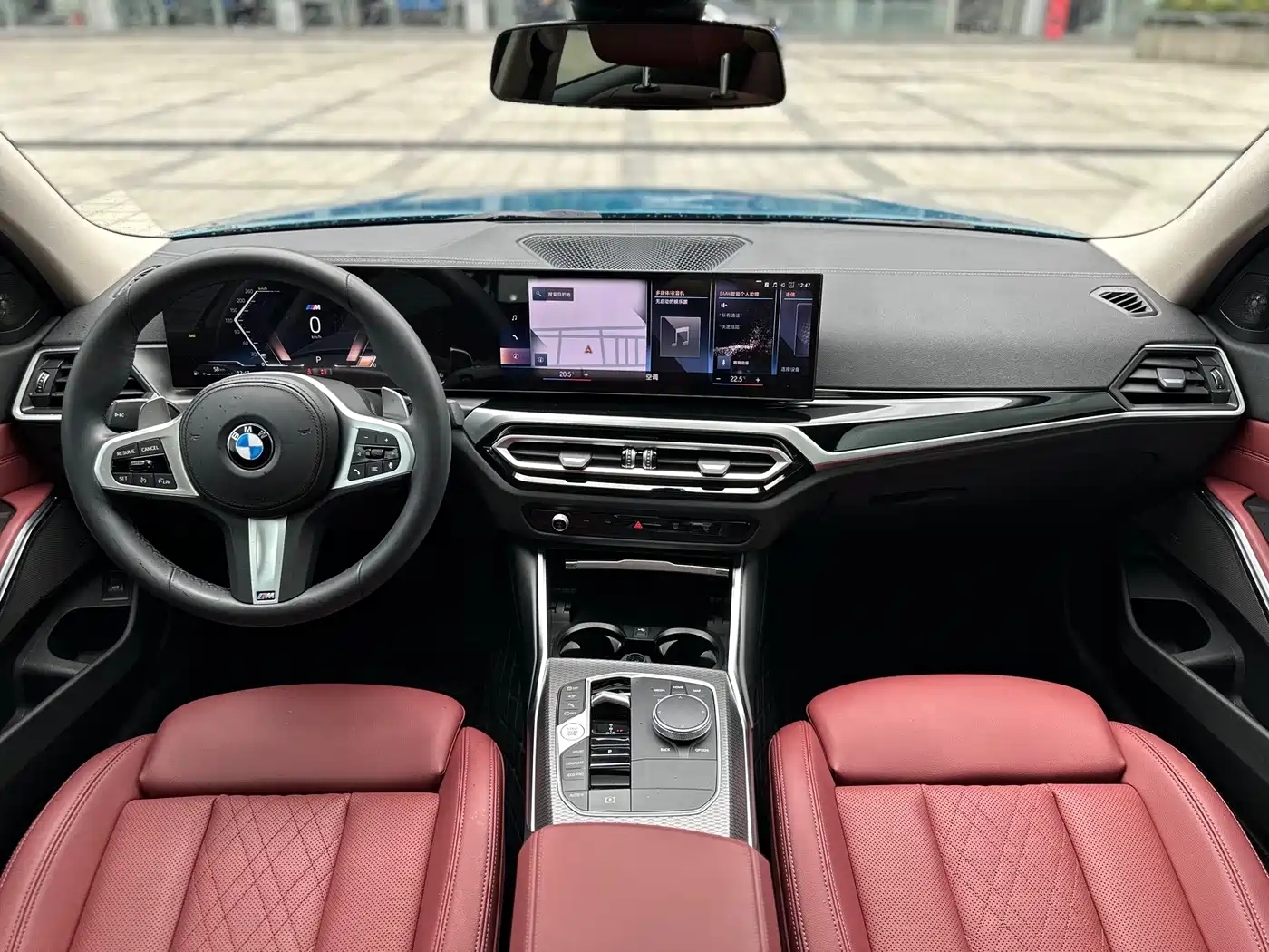 BMW 325Li G28 2023 M Sport Night Package — салон с красными передними сиденьями, рулём и широким дисплеем