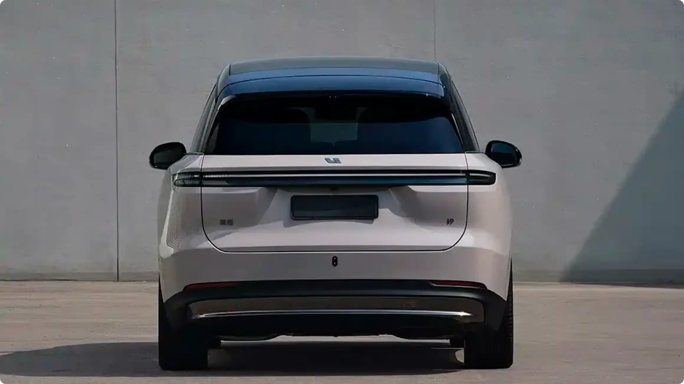 Li Auto i9 сзади: широкая светодиодная полоса, двухцветный кузов, панорамное остекление и полускрытые дверные ручки