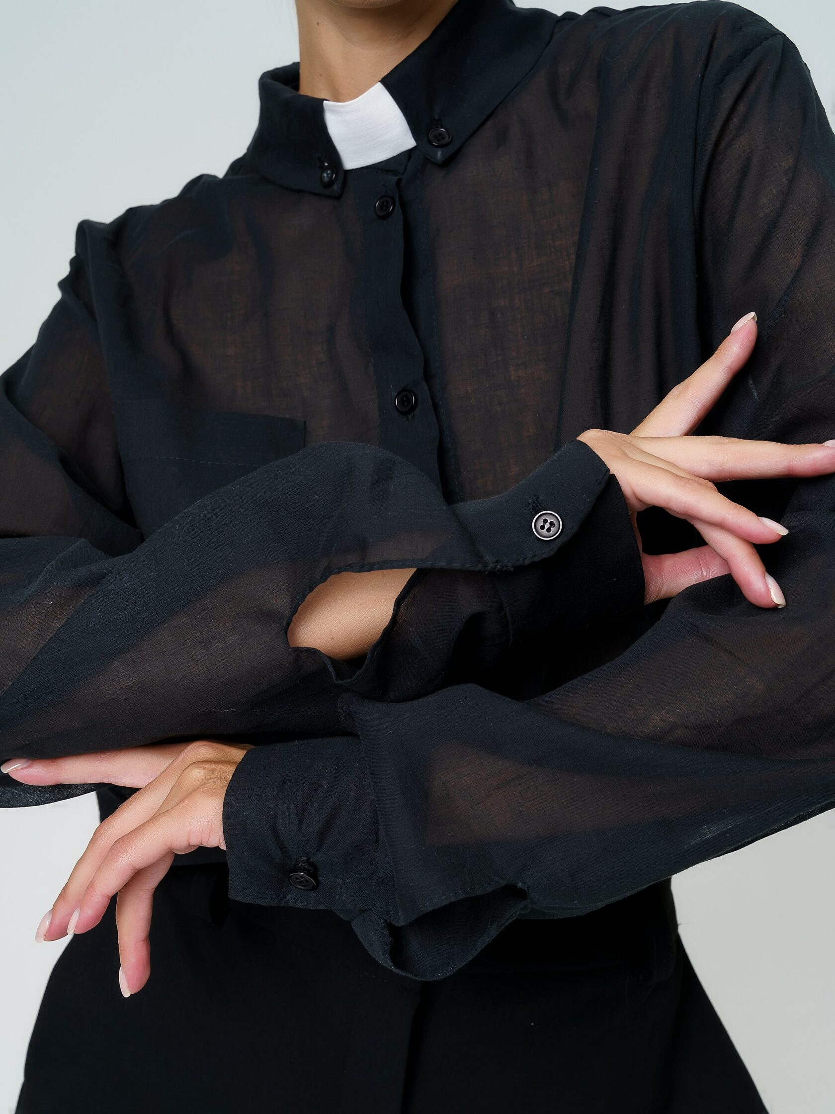 рубашка дизайнерская классическая базовая полупрозрачная черная хлопковая свободного силуэта с длинным рукавом и карманом с отстегивающимся белым воротничком