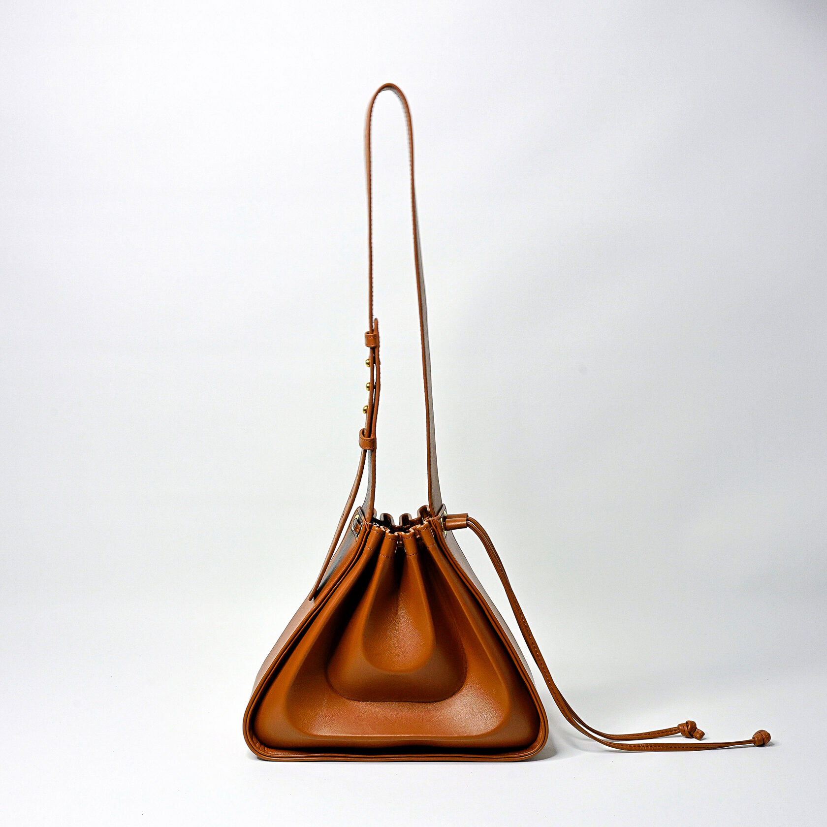 дизайнерская сумка Drift архитектурной формы карамельного цвета из натуральной кожи премиум качества