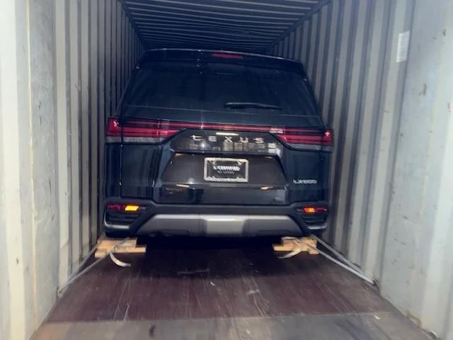 Lexus LX 600 в контейнере