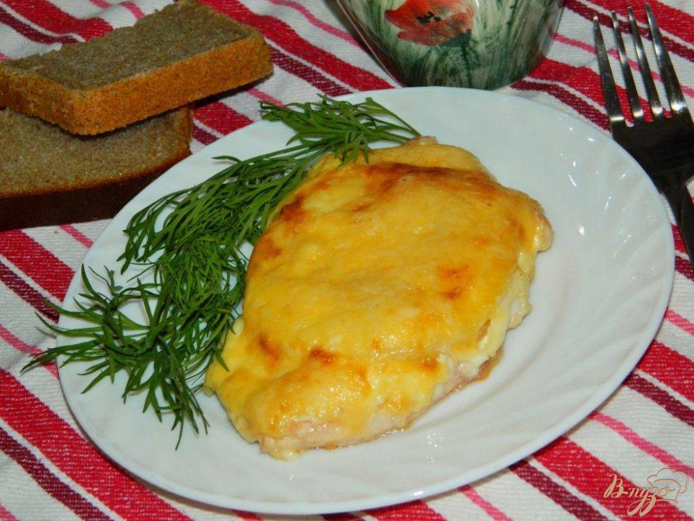 Куриное филе с ананасами и сыром. Куриное филе запеченное с ананасом и сыром. Отбивная с ананасом и сыром в духовке. Куриная грудка с ананасами. Куриная отбивная грудка с ананасом.