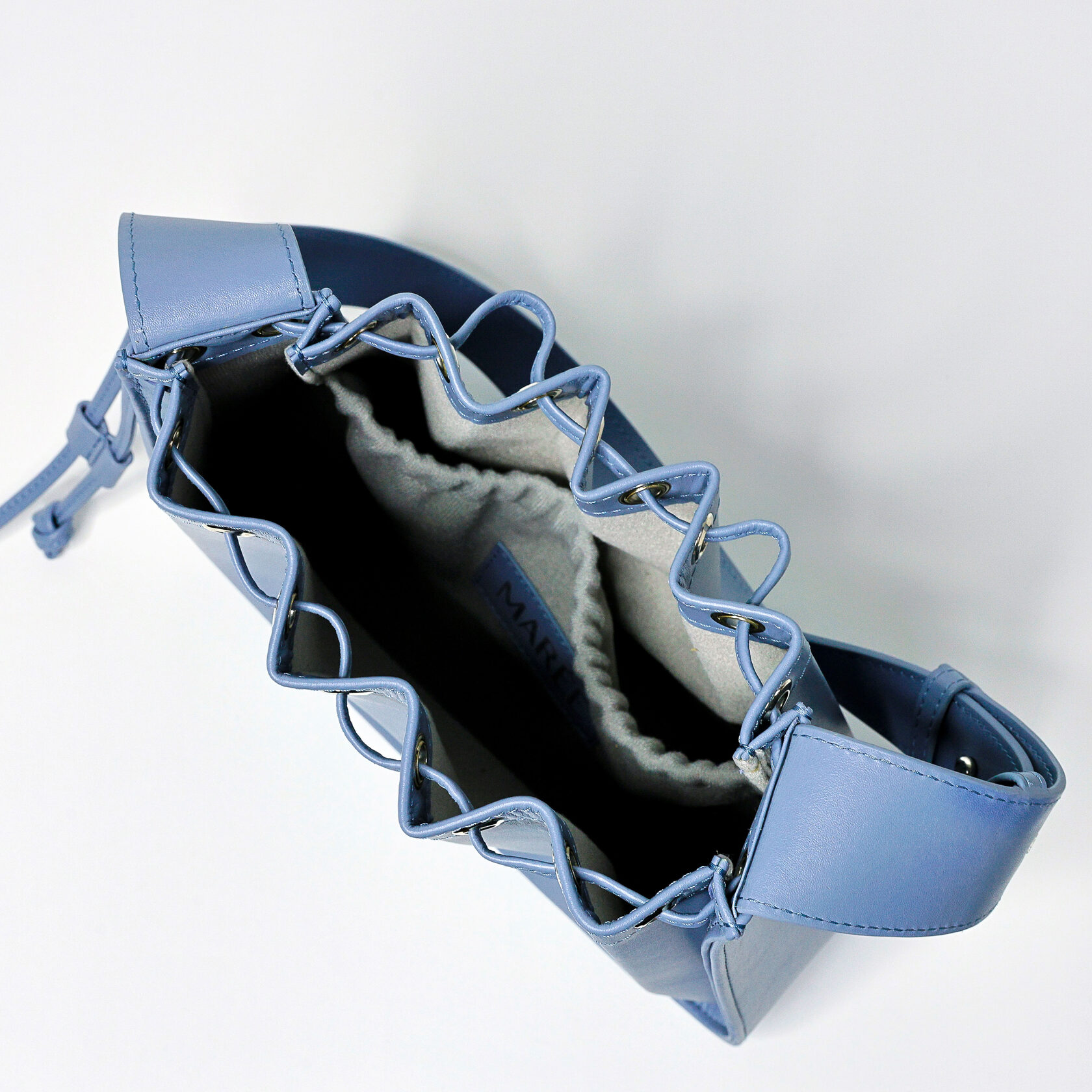 дизайнерская сумка Drift архитектурной формы серо-голубого цвета из натуральной кожи