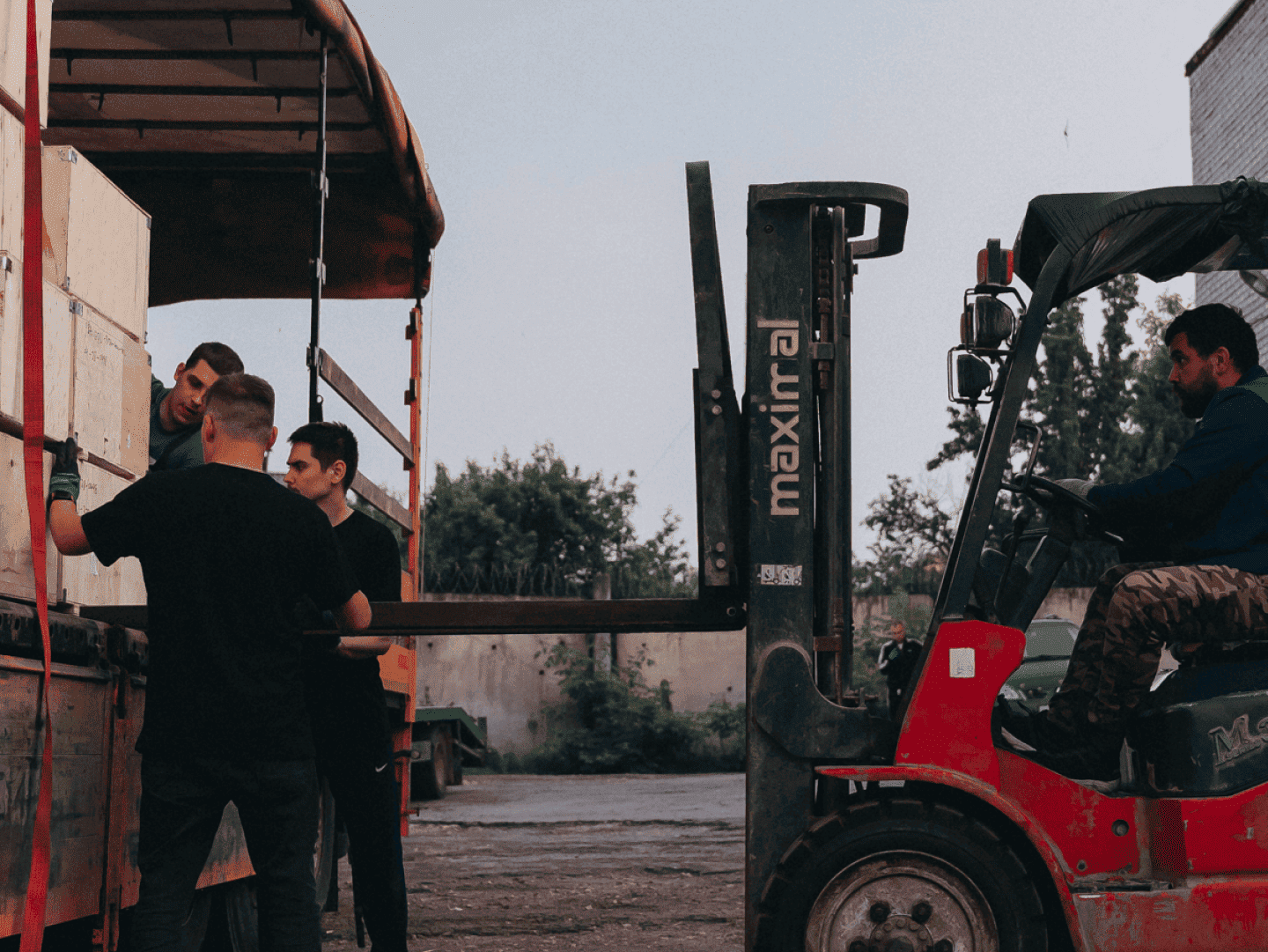 Сотрудники разгружают новые станки