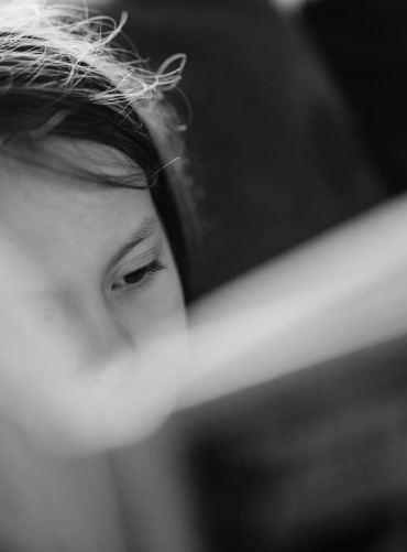 спина монаха во время практики медатиции