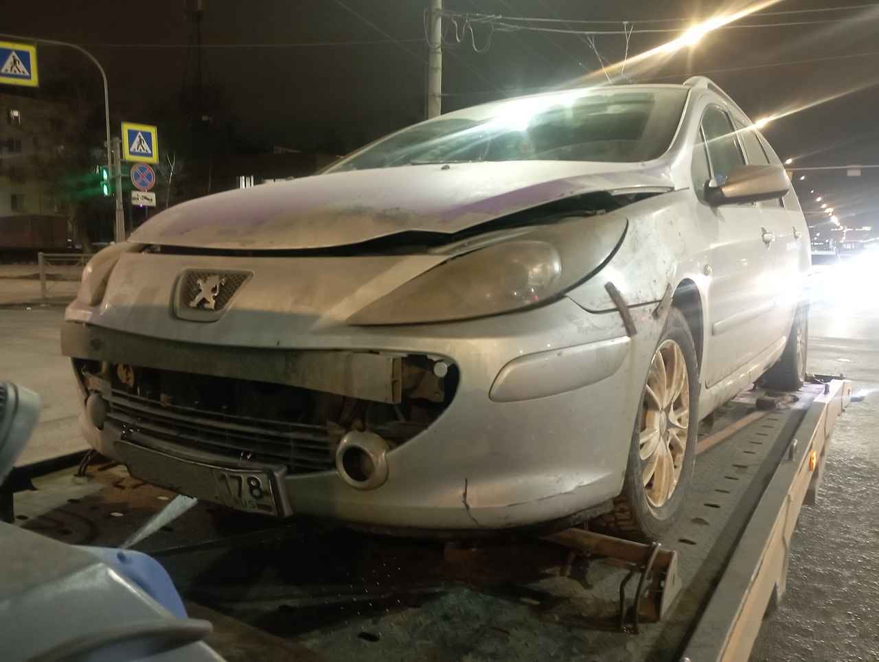 Эвакуация автомобиля Peugeot 308 с Московского проспекта в Московском районе Санкт-Петербурга