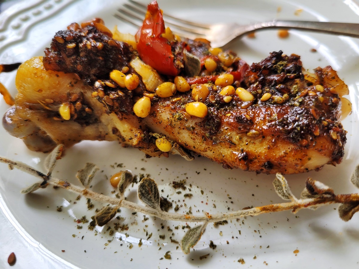 Израильская кухня - куриные ножки с заатар и помидорами черри. Фото рецепт.