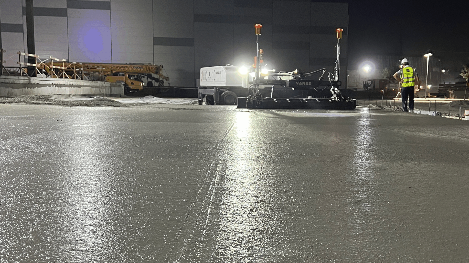 Бетонная стяжка на производстве