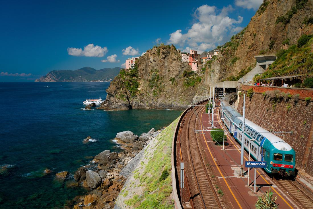 Поезда италии. Чинкве Терре железная дорога. Vernazza Италия поезд. Чинкве Терре 19 век железная дорога. Железнодорожный транспорт Италии.